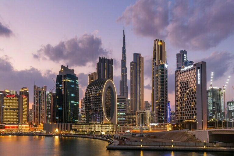 Ilustrácia Dubaja s rastúcim grafom výnosnosti (ROI) investícií v roku 2025